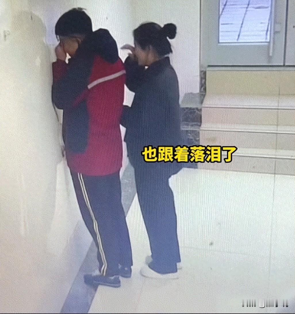 河北，一老师要离职了，男生去送她，可走着走比老师还高的大男孩，突然靠墙大哭起来。