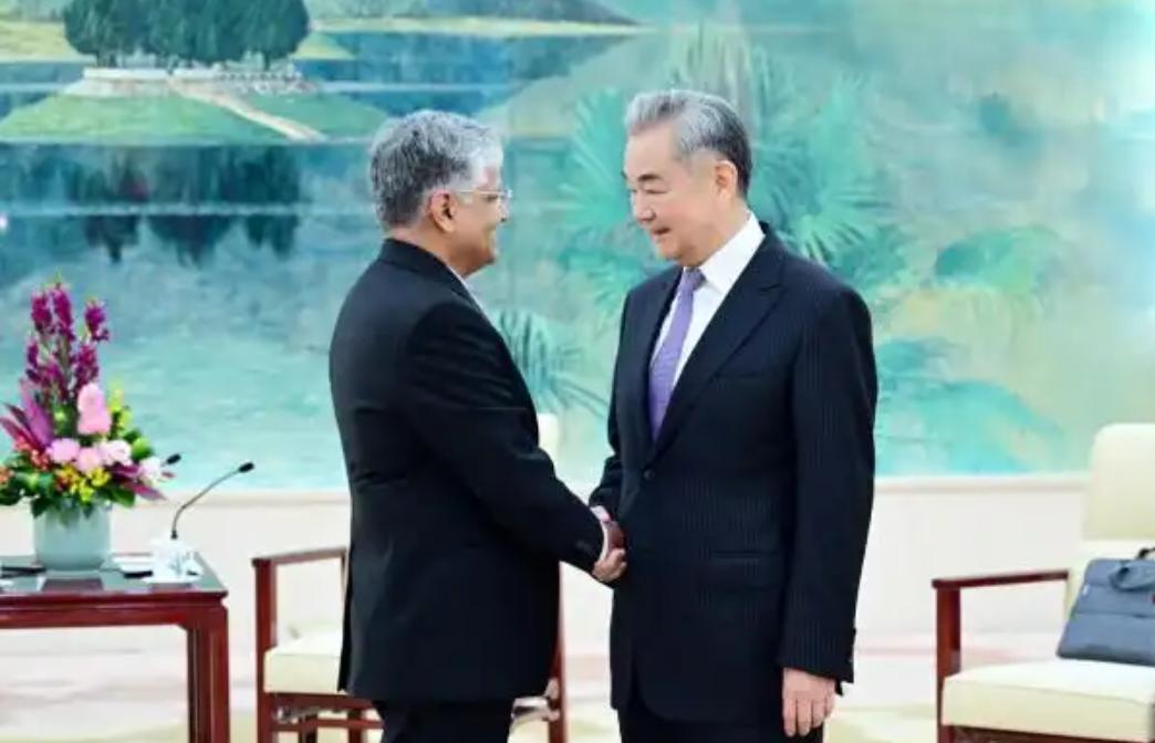 从“中国通”大使到去美元化，中印关系回暖藏多重深意，3月26日王毅会见印度离任大