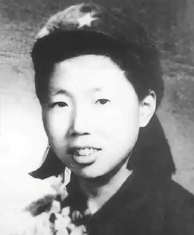 1945年，八路军卫生员被抓，可恶的敌人，将她吊在房梁上抽打。深夜，一位老乡突然