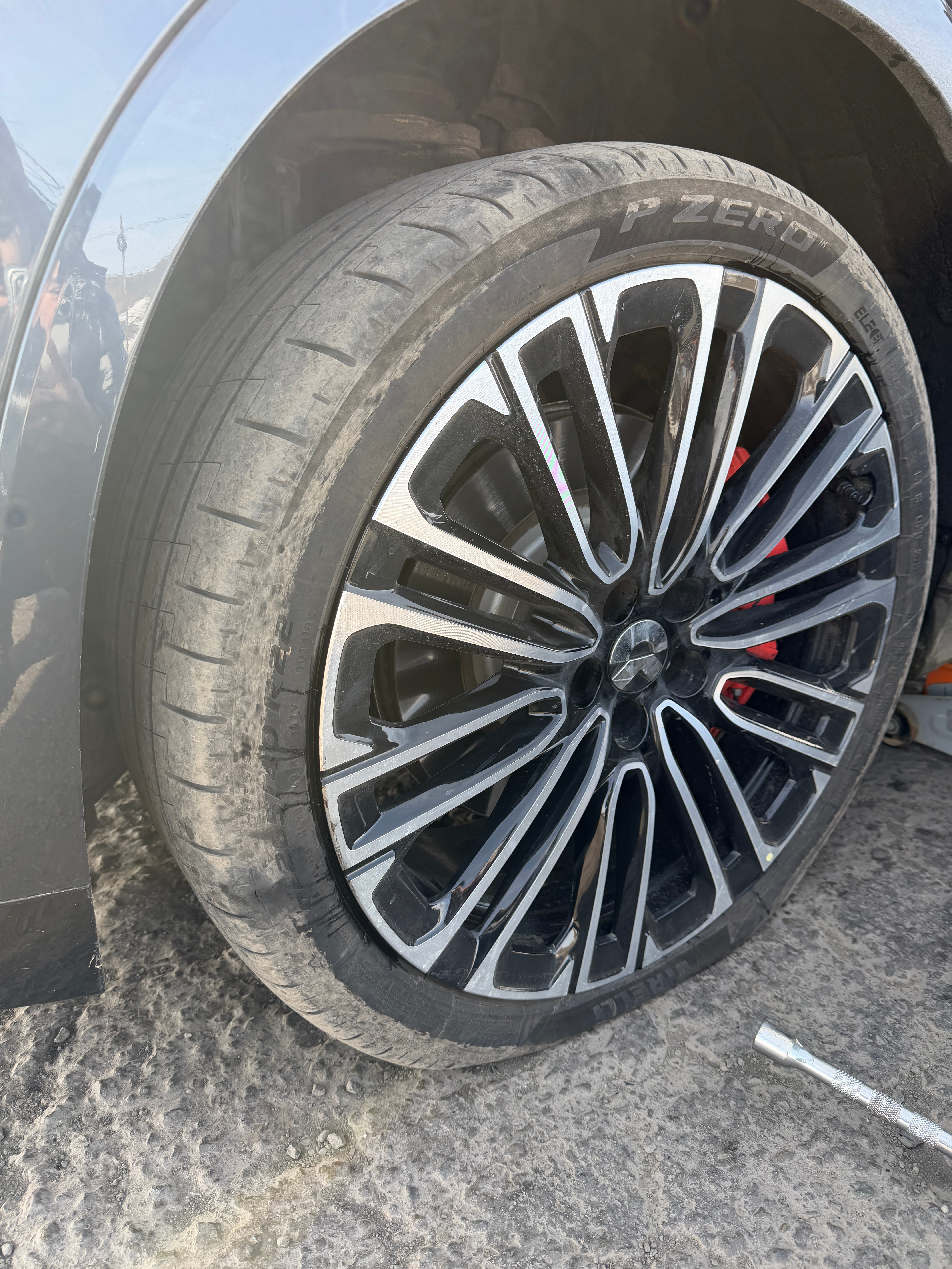 蔚来的服务真的被狠狠戳中了昨天自驾半路爆胎，偏偏那片区域手机完全没信号，慌神时按