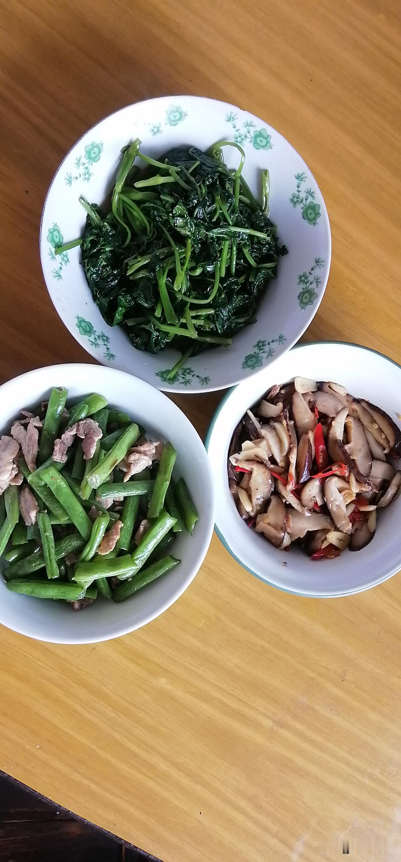 也不知道是怎么啦，打开燃气灶，只看到电火花在啪啪啪的闪，就不见火苗出现。
心里知