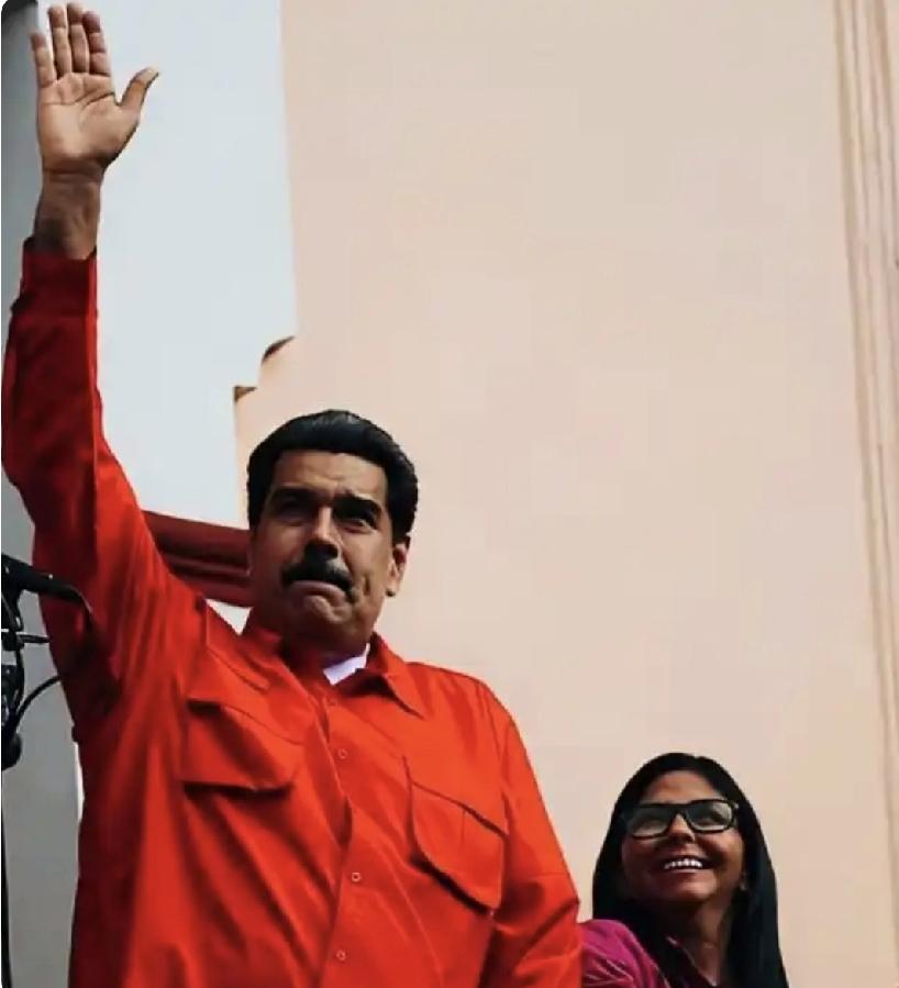 委内瑞拉总统马杜罗长的高大又魁梧，他身边的罗德里格斯被衬托的很矮小。
如今的马杜