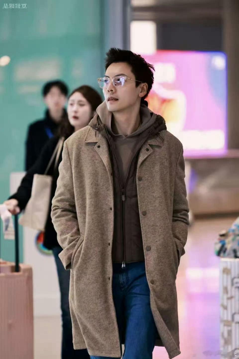 红豆生南国 陈伟霆是男模 颜值惊艳气场全开，行走的荷尔蒙超吸睛，业务能力抗打，帅