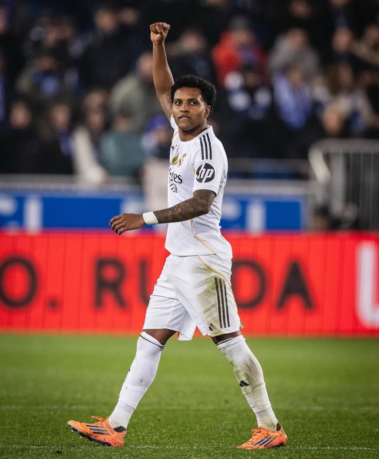 队友齐送祝福！罗德里戈终结长期进球荒 状态回升助皇马争冠西甲第16轮皇马2-1险