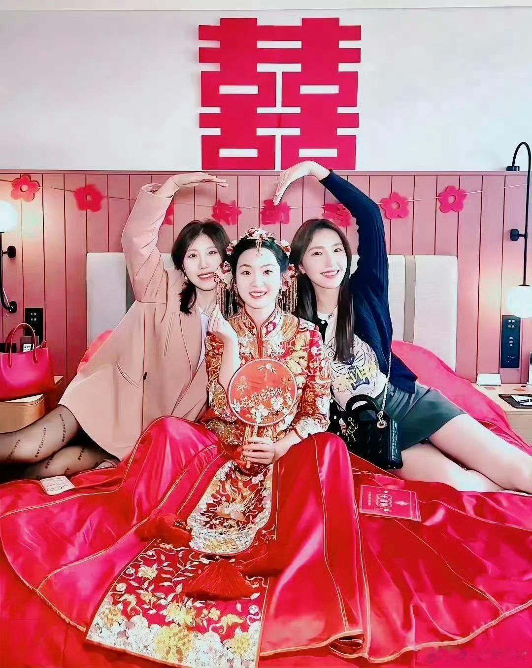 黑衣服伴娘，有点喧宾夺主吧？