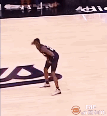 #NBA搞笑图片# 
布伦森，兄弟你定那，别乱跑！好的！
詹姆斯，看我单手持球！