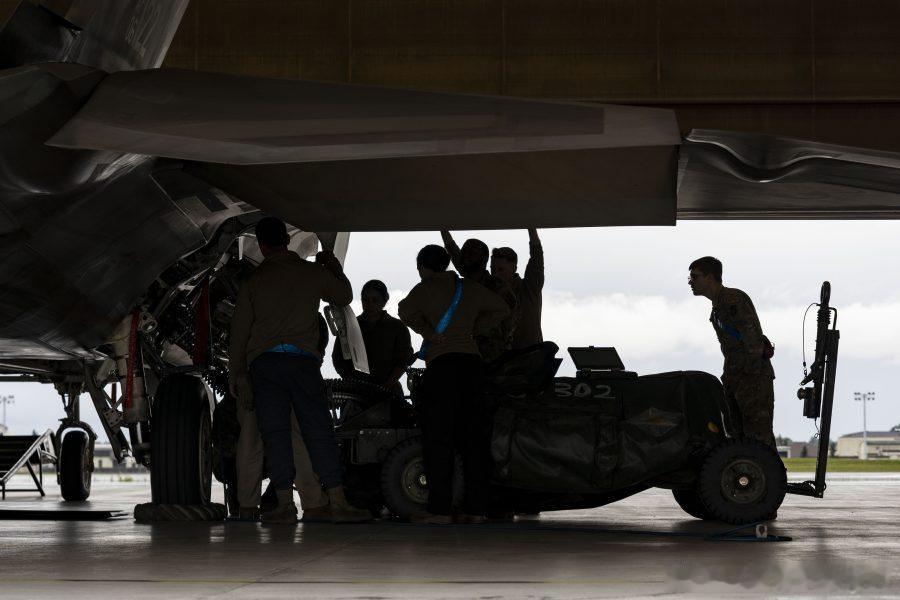 美军报告中一个F-22地勤人员的惨死——【缩水版：USAF六人地勤小组保障一架F