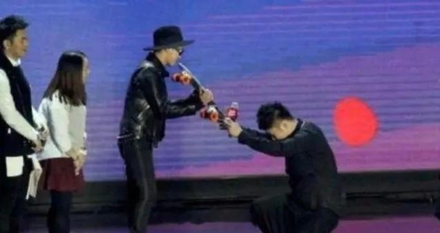 卢昱晓跪着和粉丝合影了上一次跪粉丝的还是王嘉尔不知道权志龙李东海有没有给杜海涛下