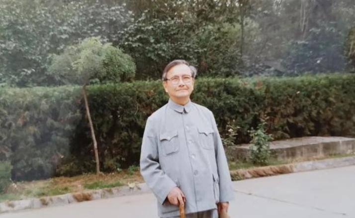 1954年，两名犹太商人找上门来，想把原子弹的浓缩铀卖给我们，事情层层上报到周总