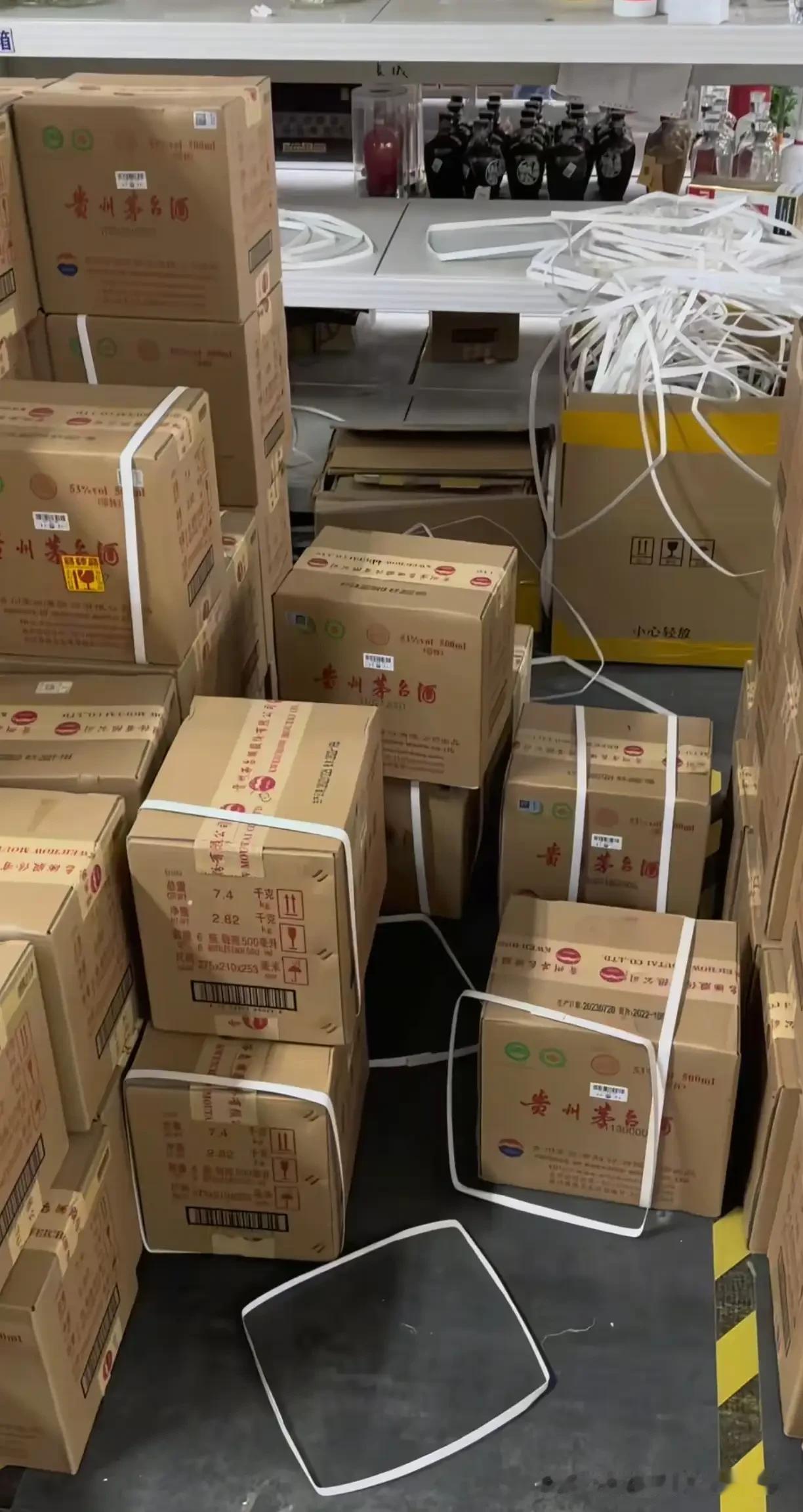 些囤积茅台的人估计都吐出来了！2025年，以茅台价格跌破关键价位为标志，白酒行业