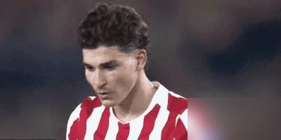 别再洗库巴西那张红牌了。我告诉你，那根本不是失误，那是祭品。是整个巴萨体系，献祭