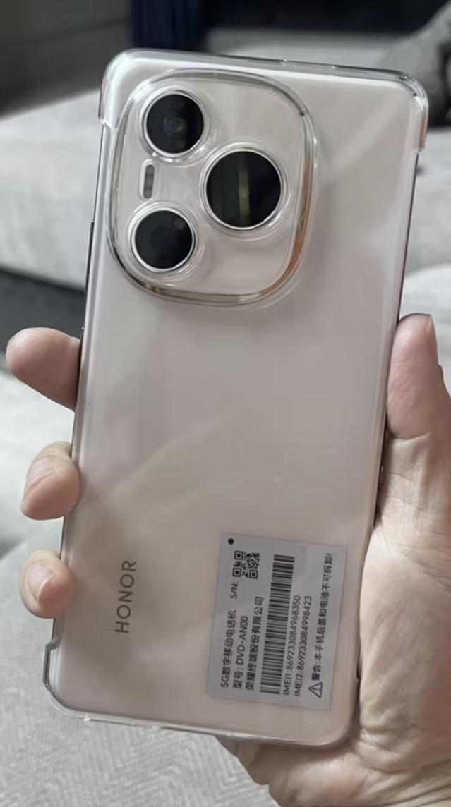 还在吹百瓦快充？醒醒吧，出门照样背着充电宝。荣耀这波直接不装了，扔出一块8000