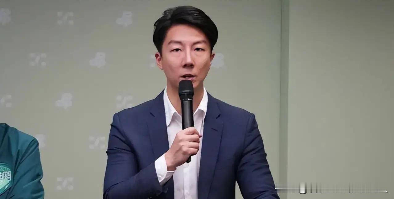 吴峥面对问题油追问，公开回呛：“又不是我逼你吃。”很多人以为，这只是一个年轻发言
