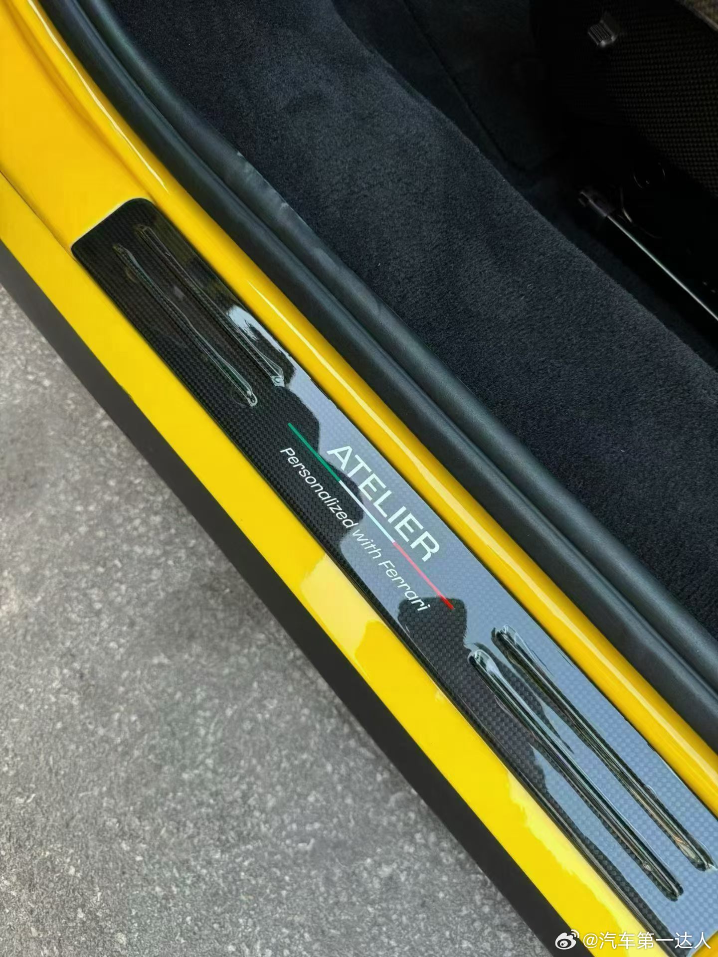 人生匆匆，总要有一台座驾，承载你的热爱与锋芒。就像这台黄色法拉利SF90敞篷，摩