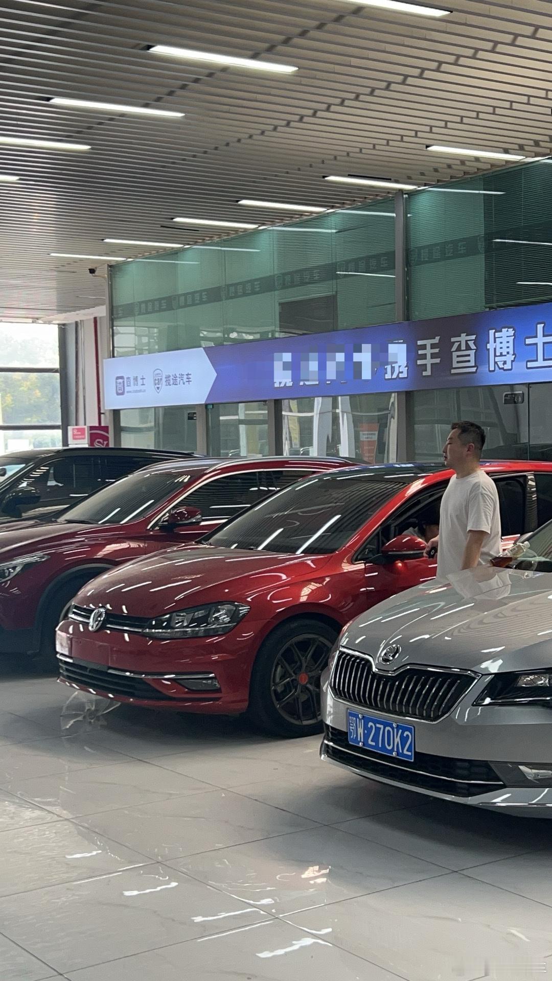 大众高尔夫全款已售价格是真便宜，就是颜色差点店里还有台红色的英菲尼迪QX30，也