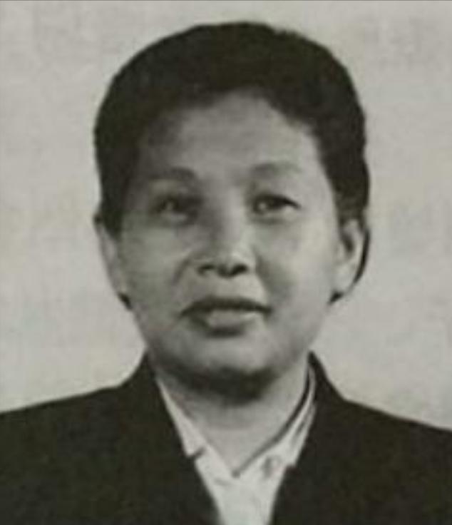 1939年一天的夜晚，女战士徐敏正要去如厕，突然被一壮汉从背后抱到了床榻上，对方