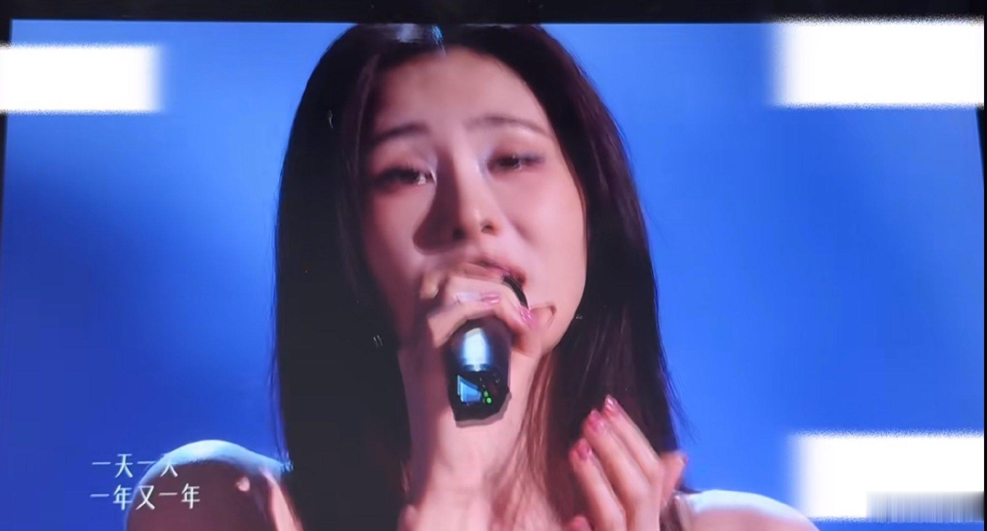歌手直播张碧晨这首歌的编曲太雷霆了，本来挺好听的歌，中间直接改成DJ版了 张碧晨
