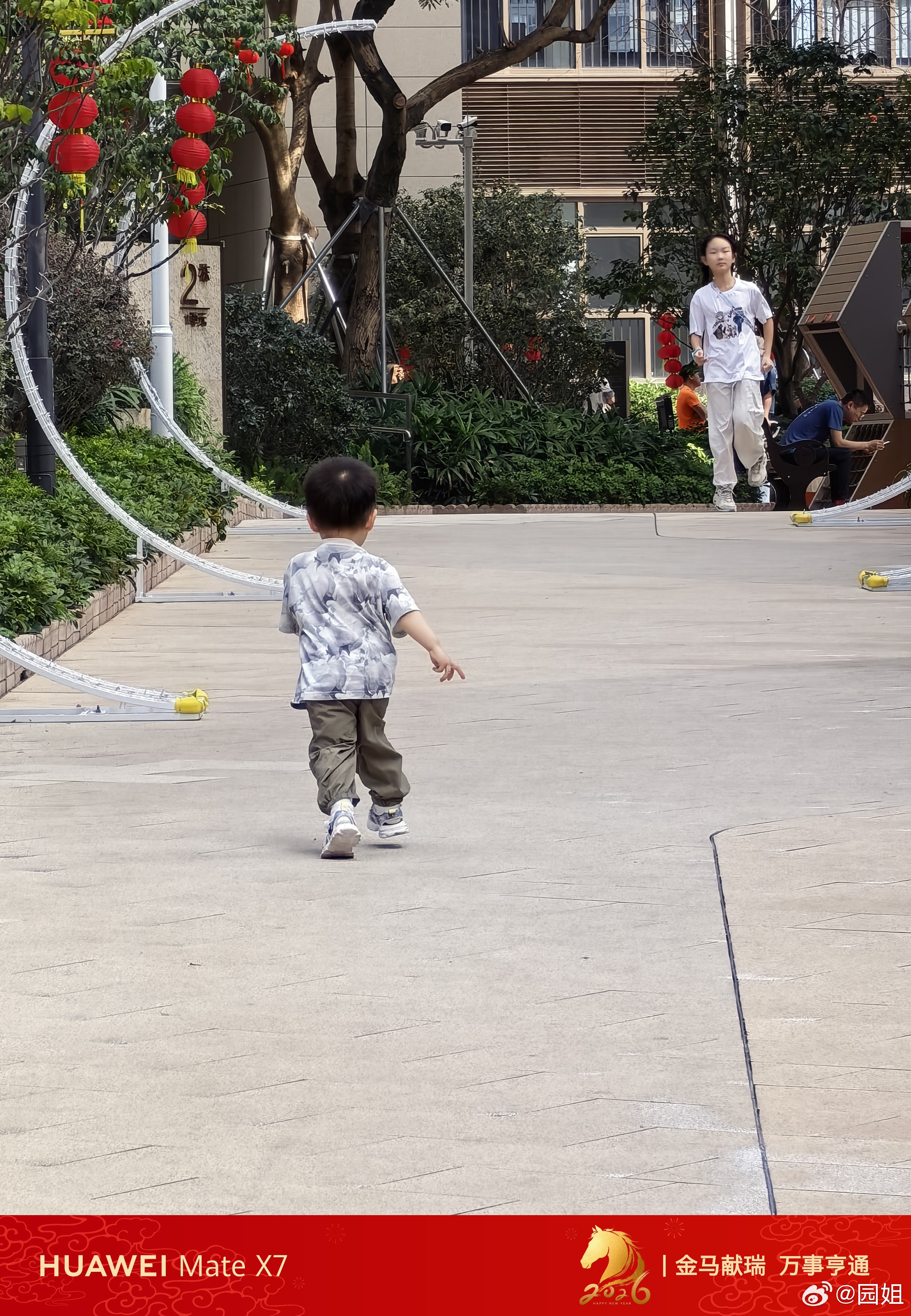 又是溜俩宝的时间，孩子们还是喜欢夏天，不用像东北穿厚厚的棉服影响他们发挥，换成T