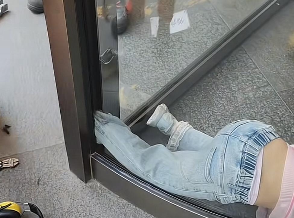 酒店员工好心提醒孩子别玩旋转门，结果孩子家长却认为提醒的声音太大了，更离谱的是最