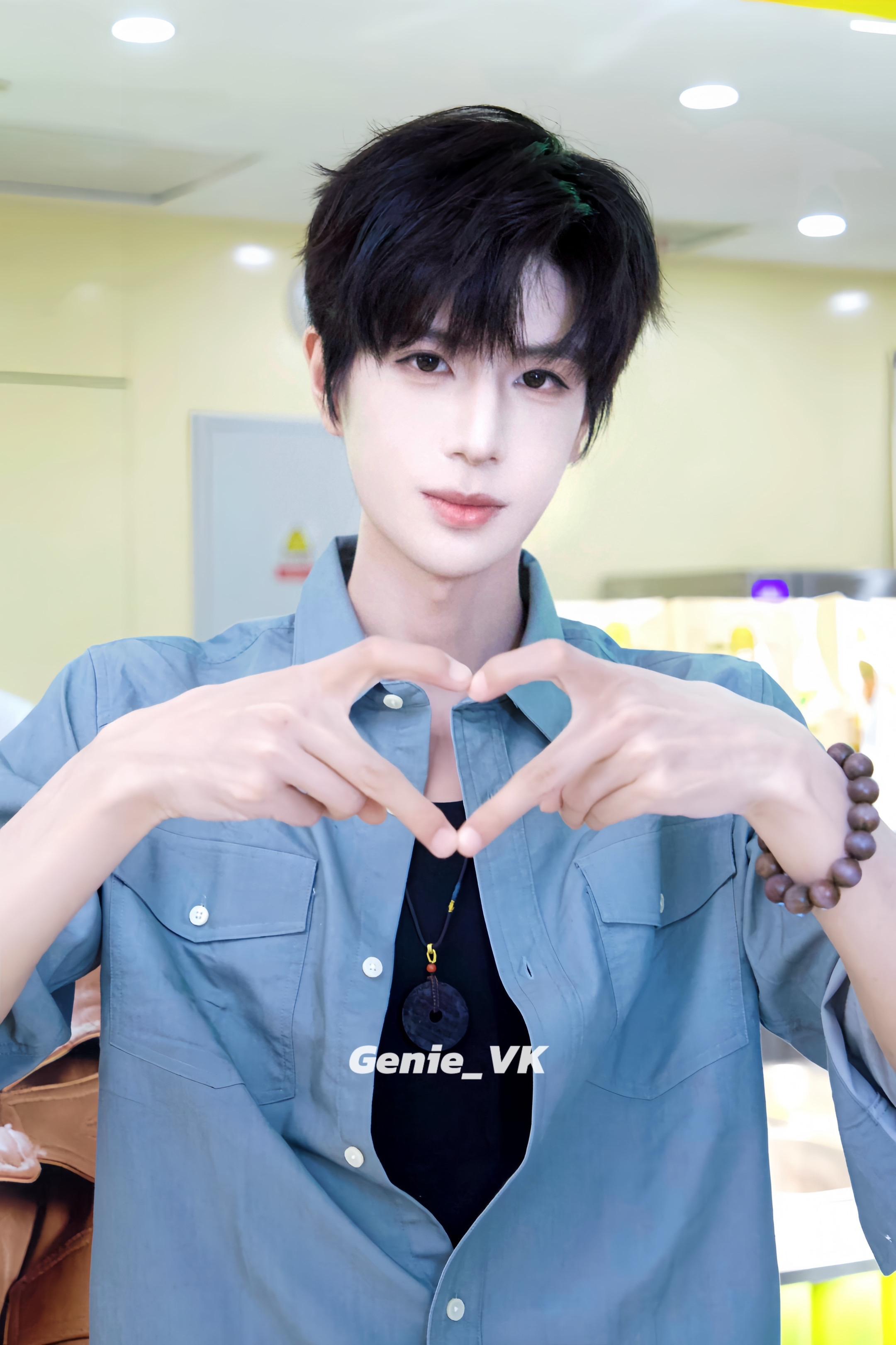 Potato Corner一日店长。出境： 男神往那儿一站就水灵灵的出...