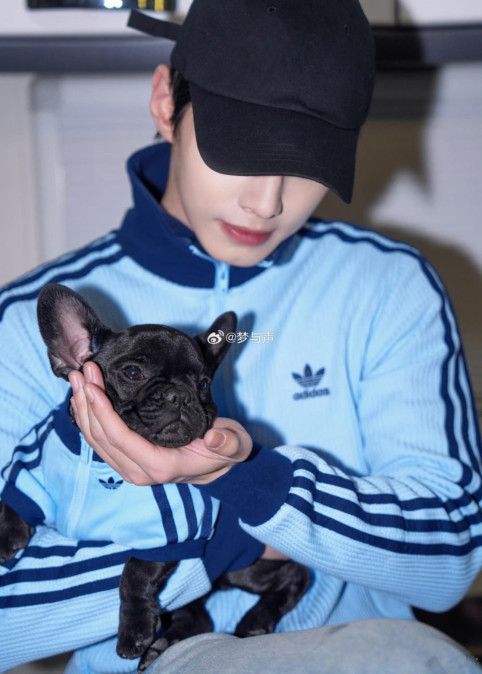 何与商务何与一周官宣三个代言 一周三个，何与这波，是实力和商业价值的双认证。 