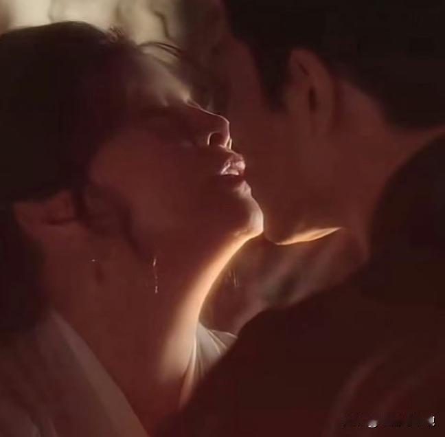 75岁的刘晓庆在短剧里和45岁的男演员拍吻戏，没有借位，纯真吻，吻完后刘晓庆还意