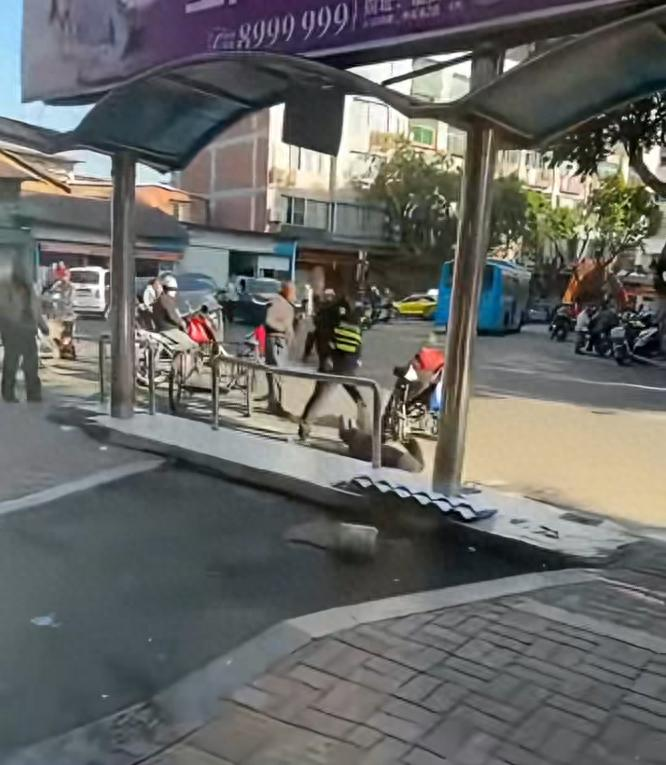 “老人被城管撞倒后离世”案一审开庭，要求调取执法记录仪被告知没电了