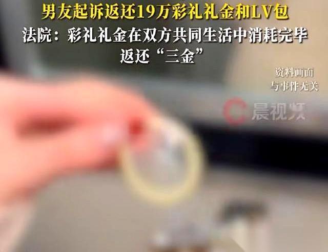 垃圾桶里，那个用过的“小雨伞”明晃晃戳着。张女士手里的杯子一晃，热水差点泼到鞋上