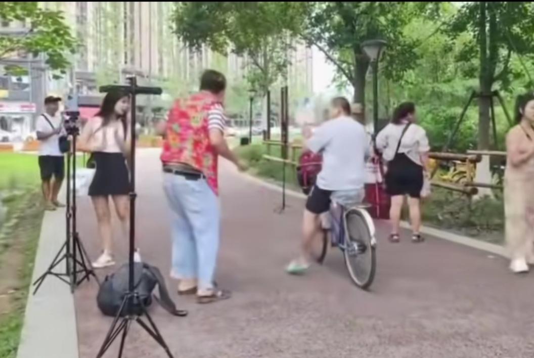 网友说经过成都直播一条街，严重怀疑自己进了精神病院。其实还真不能怪他们，毕竟装疯