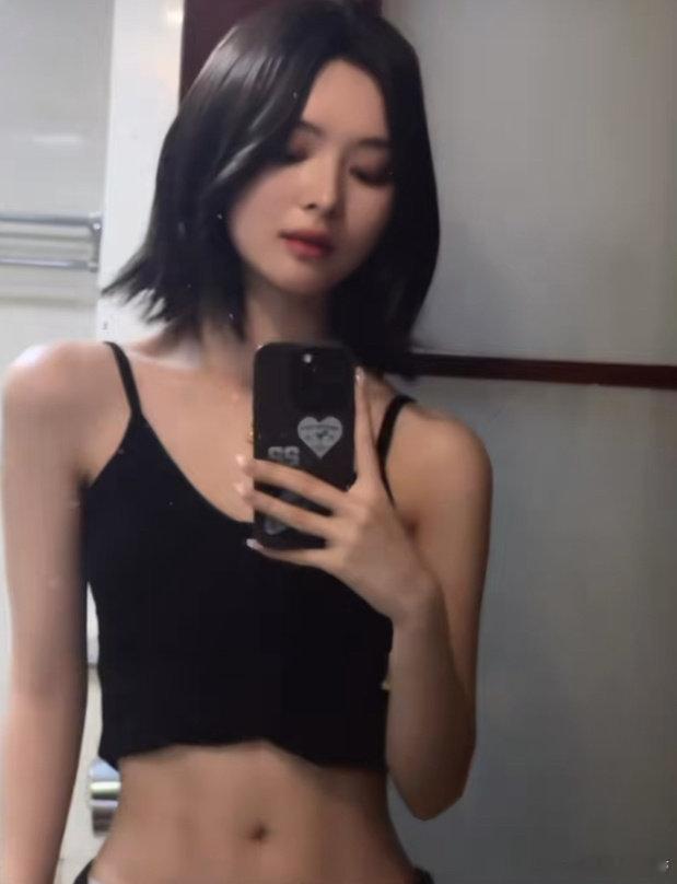 廖慧佳 马甲线 廖慧佳身材管理绝了！马甲线清晰利落，自律感直接拉满，红毯氛围美女