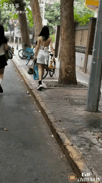 “天生的坏[尬笑]！”这是发生在大街上的一件事。一位穿着时尚的姑娘不知道为什么？