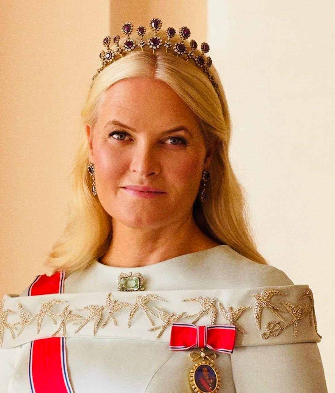 2012 年 11 月，挪威王储妃梅特-玛丽向杰弗里·爱泼斯坦求婚：“很快人们就