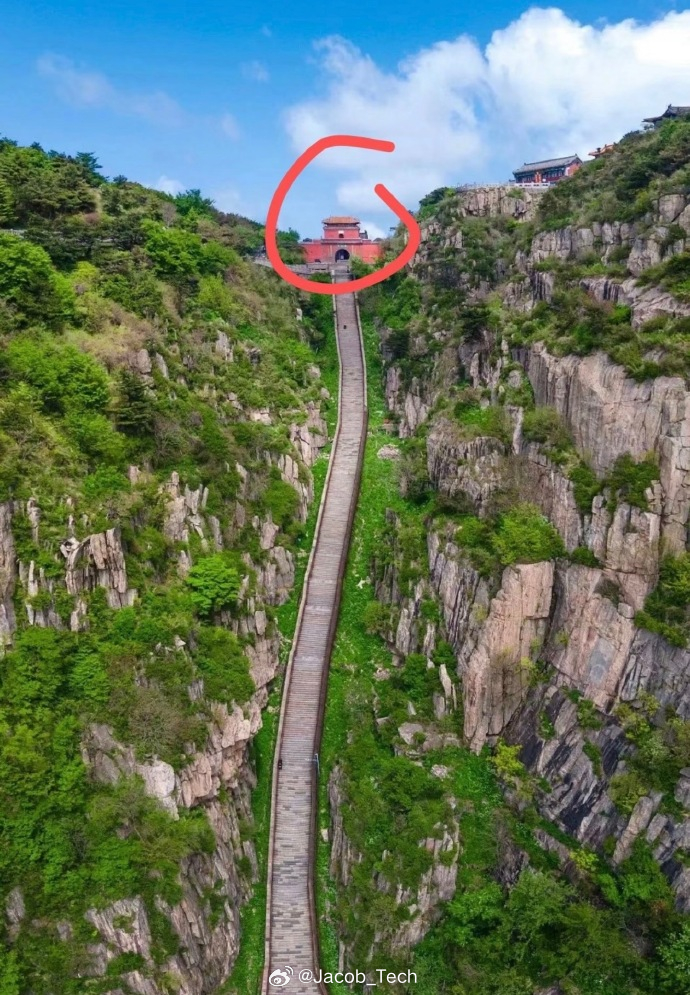 泰山不要门票 爬不到售票处 也蛮好哈哈哈，爬上去这么难受啦！还要给钱，心都崩溃了