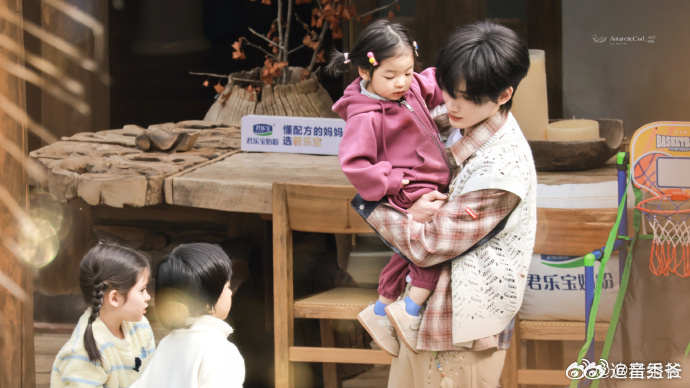 余宇涵单手抱娃余宇涵单手抱娃的样子也太苏了！少年身形修长，单手稳稳托住萌娃，力道