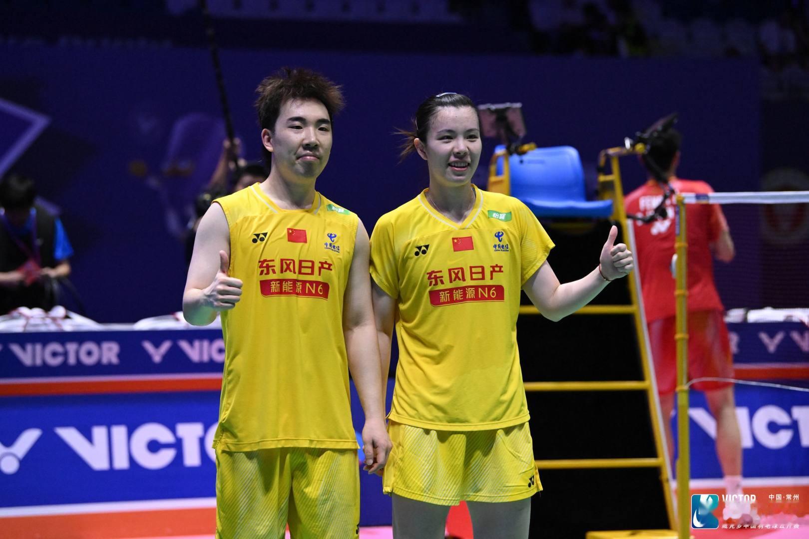 【芳新组合🇨🇳夺冠之路🏆】首轮：21-18、21-18 🇮🇳卡皮拉/克
