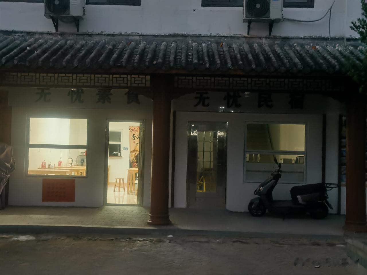 五十年以后，街上许多店铺将不存在：
一，药店。五十年后，医学发展将出现奇点，微型