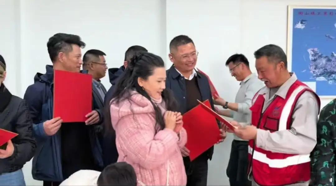 何赛飞年初二下海岛拜年，圈外老公罕出镜，69岁不显老长得很老实！！！ 