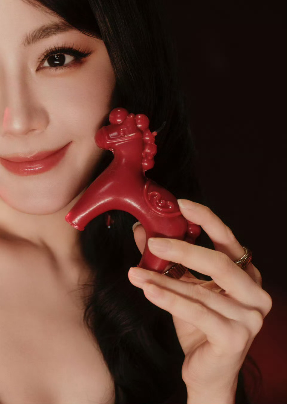 迪丽热巴贺岁照迪丽热巴红裙好明媚 迪丽热巴贺岁照来袭，谁懂这个热巴红裙好明媚啊，