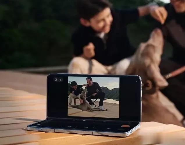 OPPO Find N3搭载目前折叠最强的超光影三摄，最特别的是广角主摄搭载的次