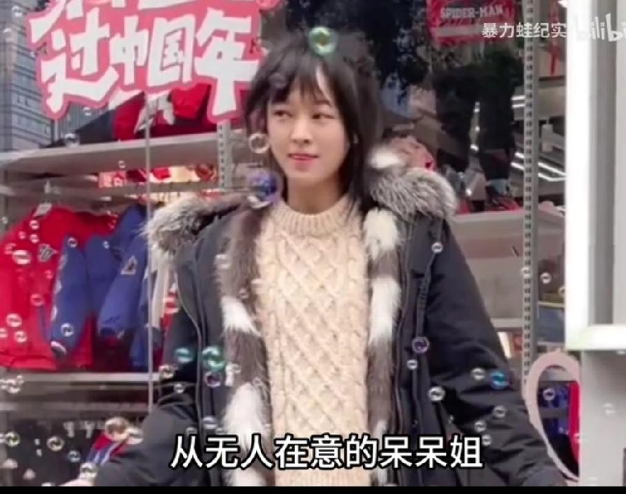 在滤镜泛滥的时代，呆呆一句“求帮忙按猪”的朴素求助，意外击中了大众对乡土温情和邻