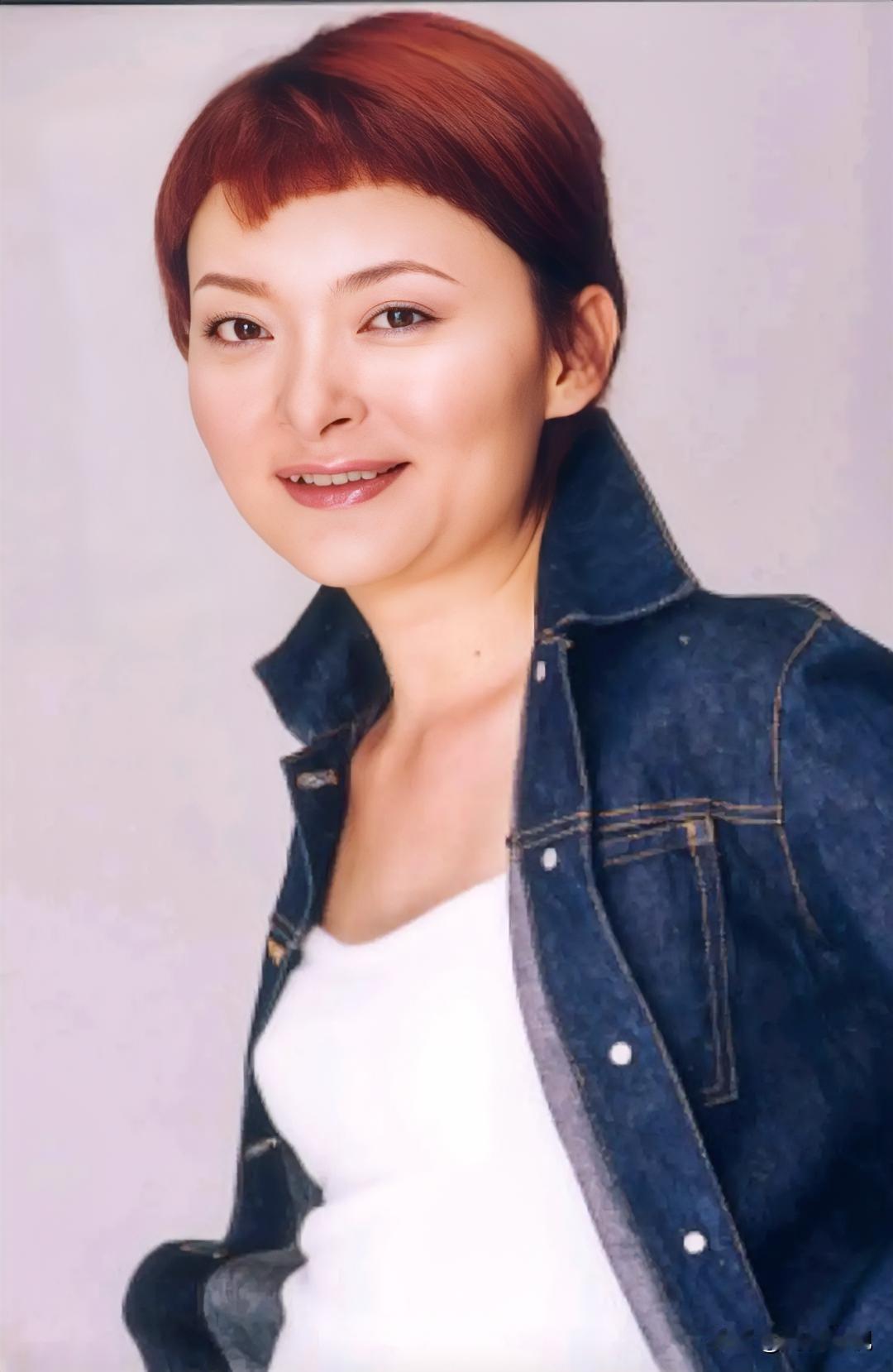 大家还记得这位女歌手吗？
她今年66岁，北京人，内地八十年代著名实力派女歌手，东