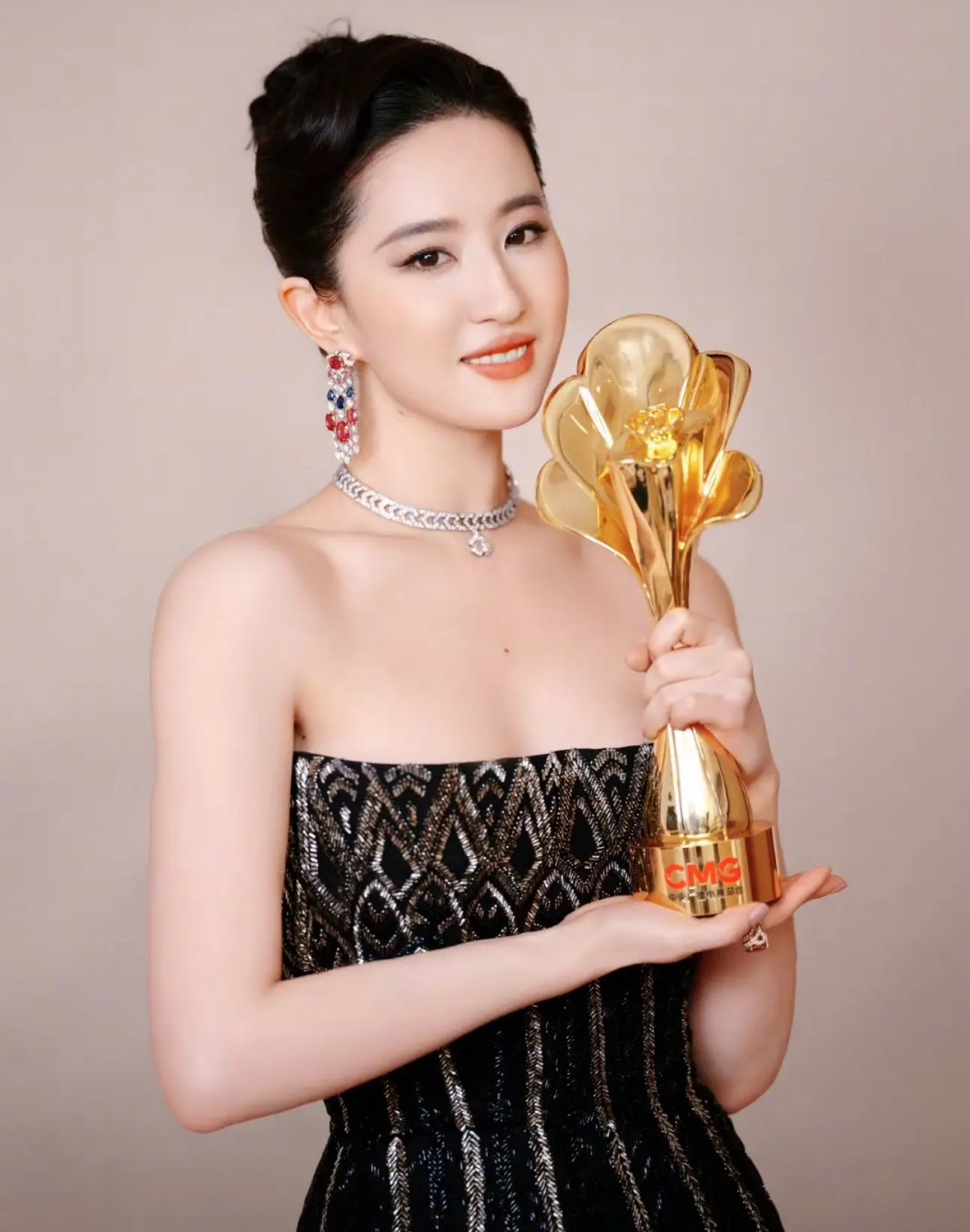 中国电视剧年度盛典年度女演员荣誉  感谢总台的肯定 感谢观众朋友们对黄...