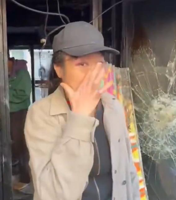 这位女华裔真惨！法国骚乱，她的店都被洗劫一空不说，还被放火烧了，她自己也被人打晕