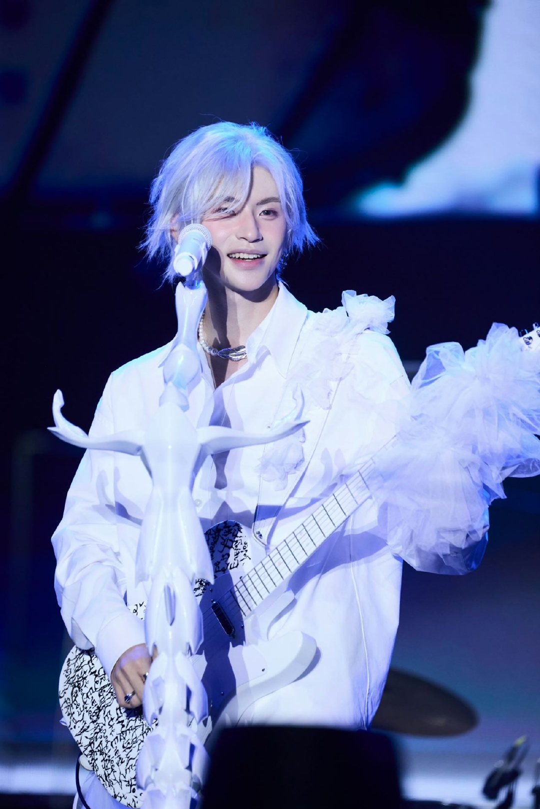 #银发小鬼 校庆男高# 小鬼的银发造型仿佛是从梦幻中走来，台风炸裂，颜值逆天，身