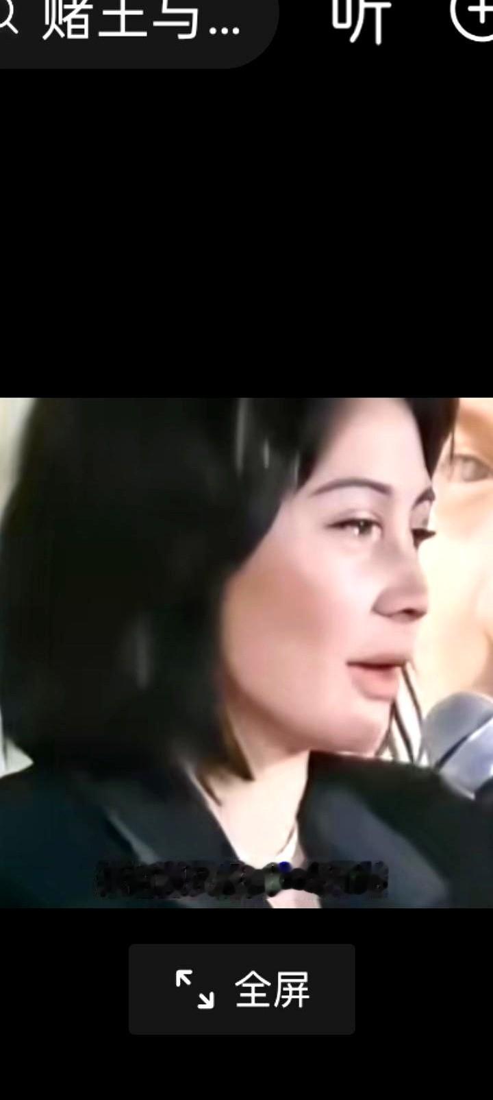 要说赌王家族里谁最敢揭开那层“体面”的面纱，何超仪绝对算一个。
那个圈子里的豪门
