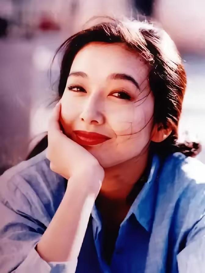 她是一个很有魅力的女人，迷倒了王志文，迷倒了靳东，你知道她是谁了吗？