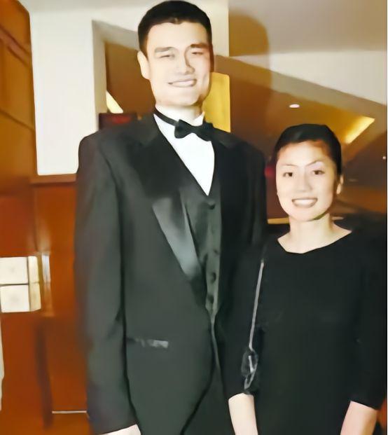 2007年，叶莉嫁给身高2米26体重400多斤的姚明后，她开玩笑的说：“睡觉之前