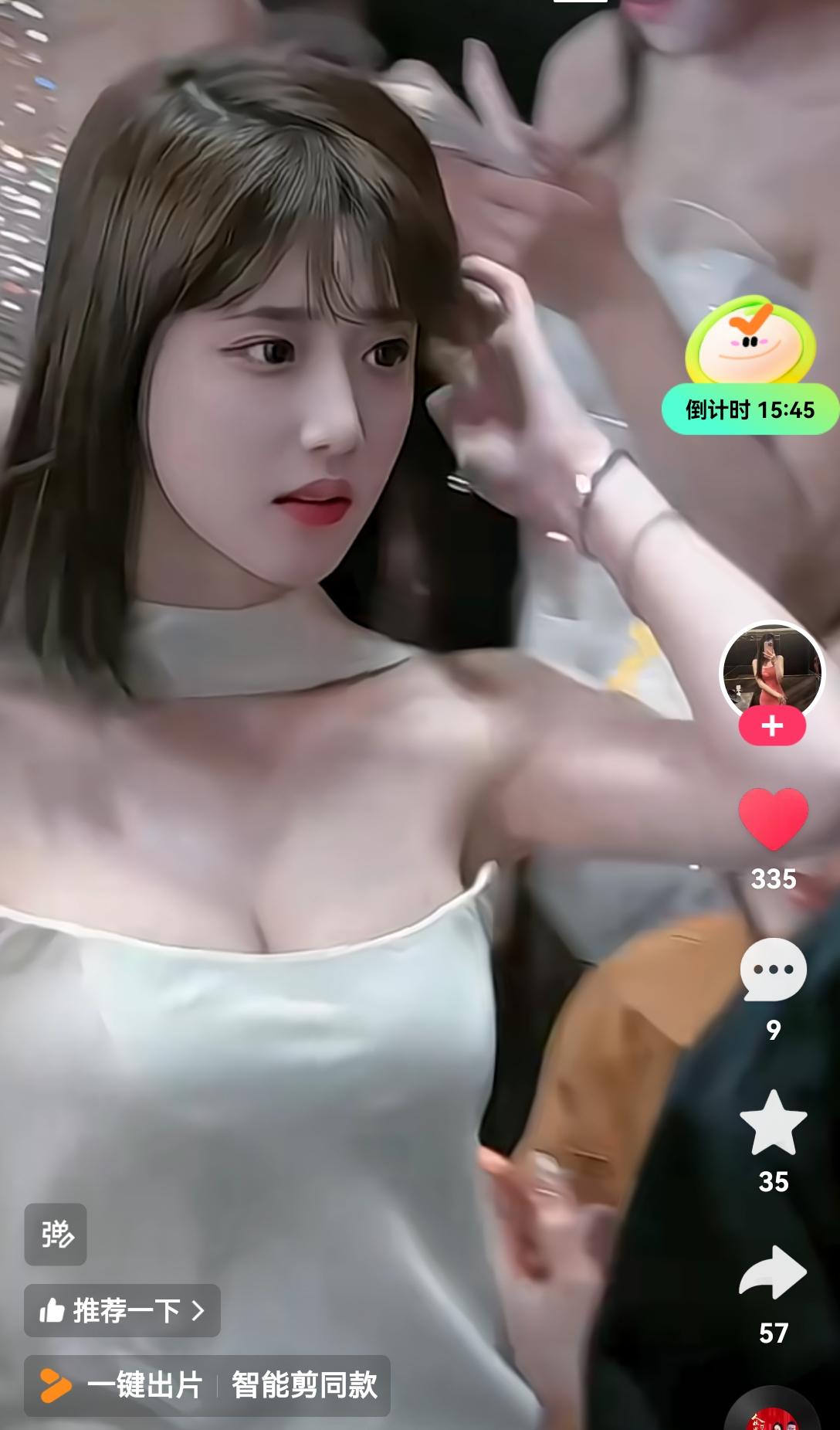 [吃瓜群众]最近，貌似这个叫“白桃”的网红小姐姐挺火的，抖音快手很多账号都在转[