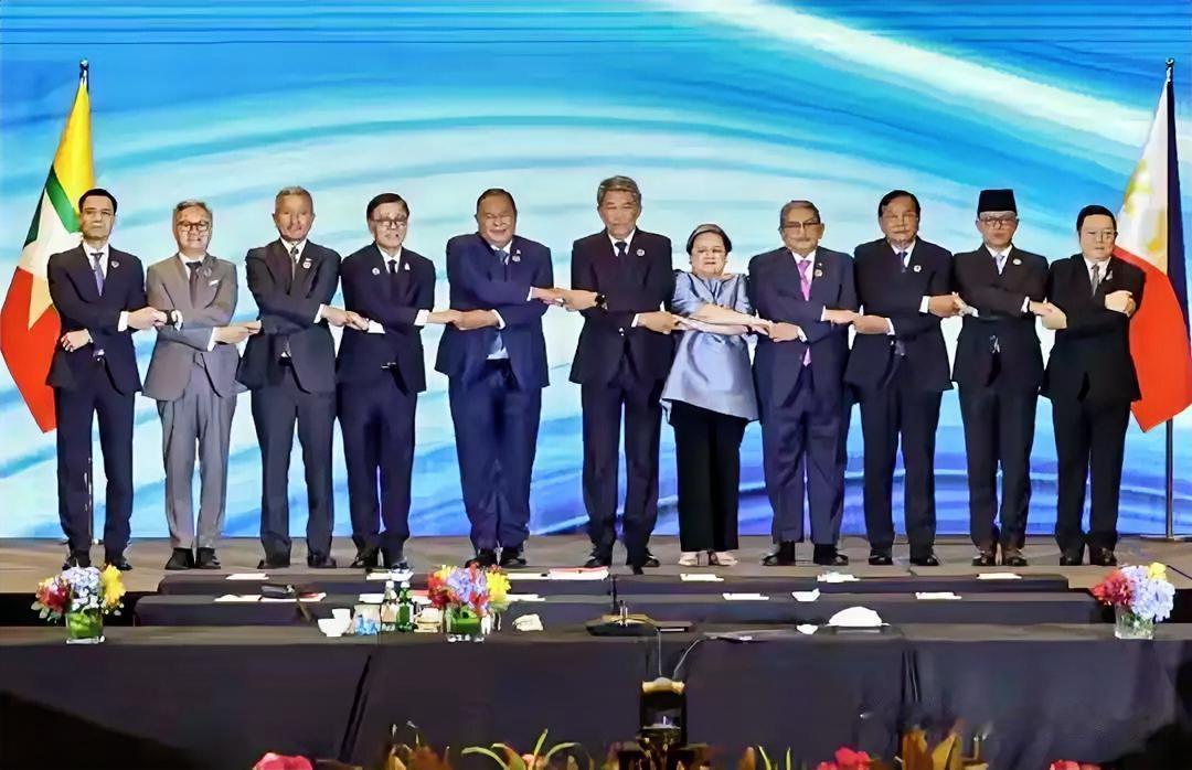 柬泰边境打了半个多月，终于要坐下来“聊和平”啦！12月22日东盟外长会刚结束，泰