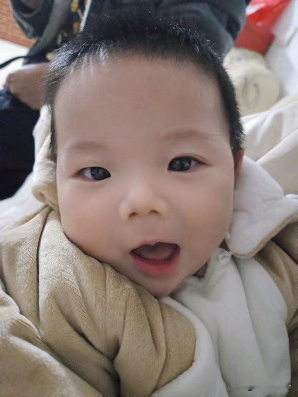 早上七点多宝宝醒了，首先把他衣服穿好，然后洞奶粉，吃完奶粉之后，就开始做早餐宝宝